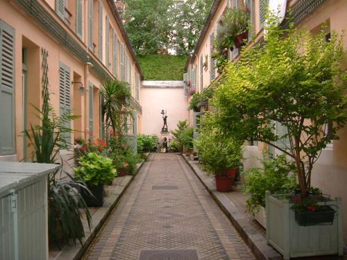 5th Arrondissement Apartment | Dupleix 75m2 sur cour arborée