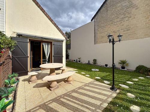 Merville-Franceville-Plage Apartment | Duplex avec Jardin Privé pour 4 Pers. à 400m de la Plage - Merville-Franceville - FR-1-465-110
