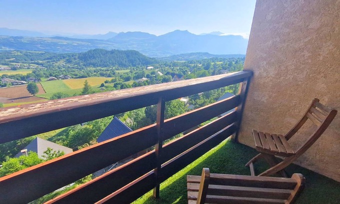 Saint-Michel-de-Chaillol Apartment | Duplex for 6, pets allowed, south balcony, Chaillol 1600