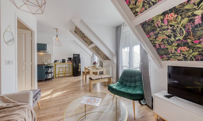 Verneuil-sur-Seine Apartment | Duplex Les Oiseaux du Verger, in the heart of the city (30 min from Paris)