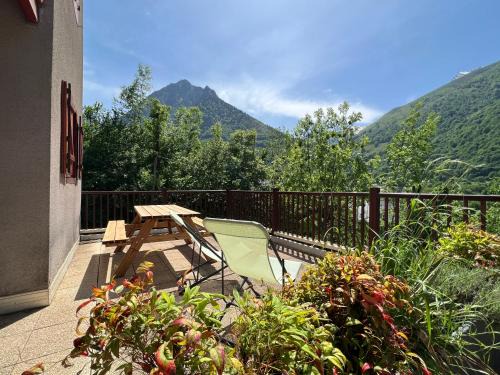 Cauterets Apartment | Duplex & terrasse panoramique. Parking. Piscine été