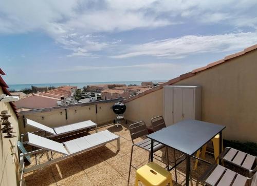 Frontignan Apartment | Duplex terrasse vue mer accès plage et piscine.