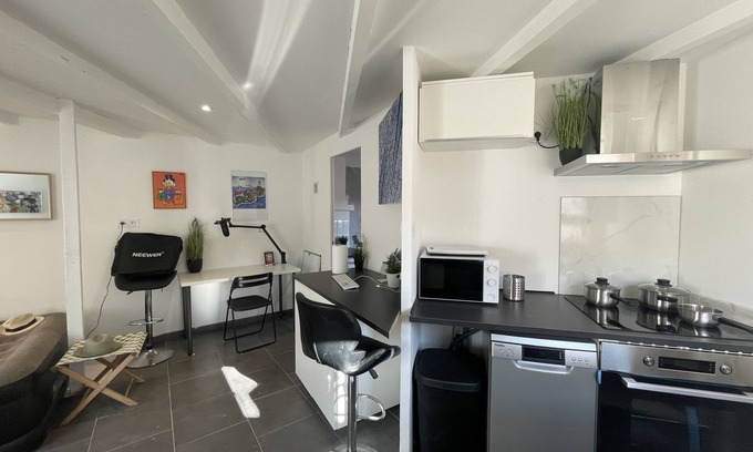 La Capelette Apartment | Duplex - Tranquillité à Marseille Deux Logements au Sein D'un Duplex Chaleureux