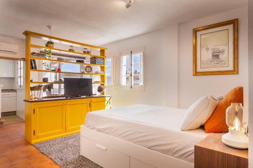 Castillo de Sabinillas Apartment | Duquesa port studio apartment - bright sunlit terrace