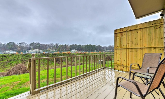 Durham House | Durham Townhome with Deck - 15 Min to Downtown, DPAC!