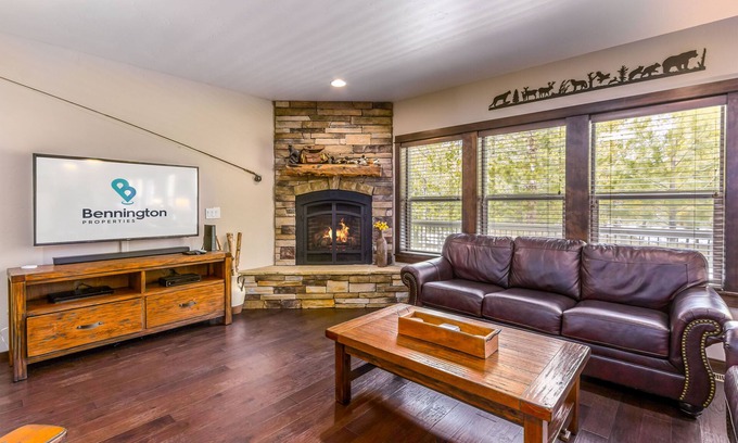 Deer Park House | DUTC11 - Huge Home, SHARC passes for 2025, Hot Tub, A/C, Ping Pong
