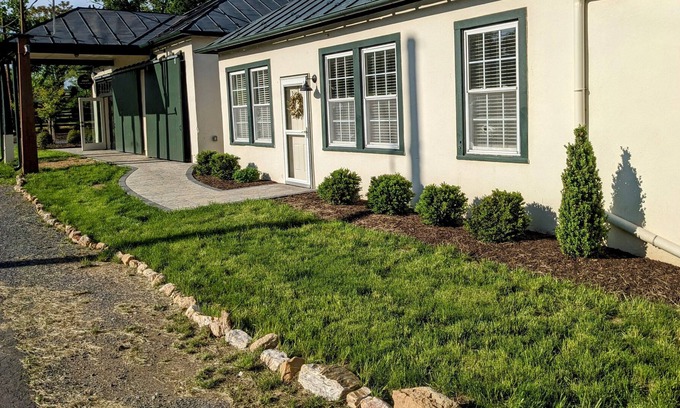 Hume House | Dwell Cottage, Northern VA Wine & Horse Country