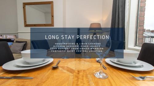 Westoe Apartment | Dwellcome Home Ltd 4 King Bedroom Townhouse, Free Parking, Fast WIFI, Fully Equipped Kitchen, 15 min drive to Nissan, 20 min to Newcastle Sunderland, Ideal for Long Term Contractor etc Stays, Regular Housekeeping Option - See Our Site for Assurance