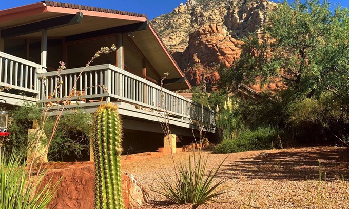 West Sedona House | Dynamite Red Rock Views w Spa & gas fire-table