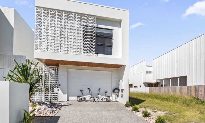Marcoola House | E-Bikes Heated Pool Beachfront Villa Pet Friendly