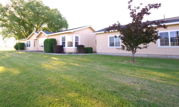 Gem County House | E-Town House, Peaceful Country Get-Away, Local Gem Close to Town, Pac-Man Arcade