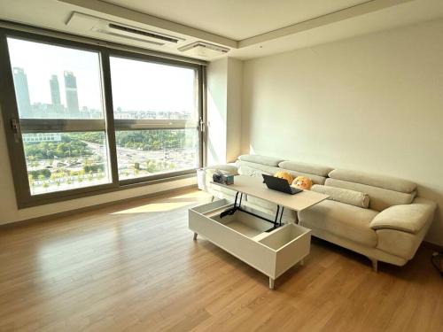 Songdo Apartment | E11 Newly Built High Floor 11F 2 BR 2min to Hyundai Outlet Triple St 2Free Parking