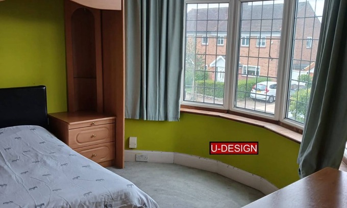 Highams Park House | E4 Large Room with Private Bathroom