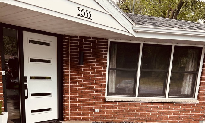 Black Wolf House | EAA minutes away. Channel on lake Winnebago