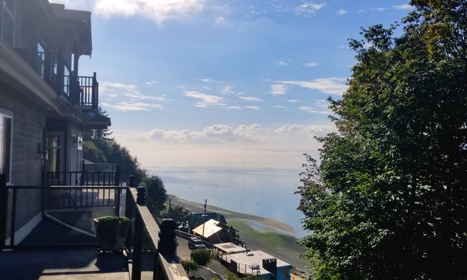 Tulalip House | Eagle Cove – Private Beachfront Retreat, Whale Watching, Hot Tub, Sleeps 20