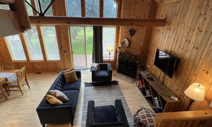 Redmond Ski Chalet | EAGLE CREST CHALET - ON GOLF COURSE WITH PRIVATE HOT TUB AND EV CHARGING!