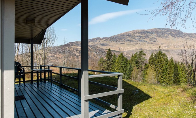 Crianlarich Ski Chalet | Eagle Lodge with stunning loch and mountain view