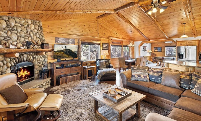 Eagle Mountain Estates Cabin | Eagle Mountain Lodge: 5 Star Luxury Log Cabin! Central AC! Great Location! Pool Table! Propane BBQ! Back Deck!