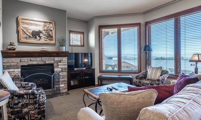 Mammoth Lakes House | Eagle Run #204 - Luxury Ski-In Ski-Out/Slope-Side; 3 Bedroom