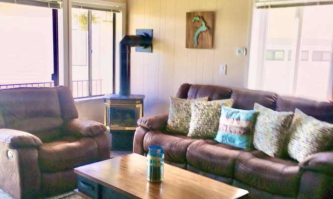 Sandpoint Condo | EAGLE'S NEST Lake & Ski CondonnDowntown. Mountain. Ski. Pool. Beach.