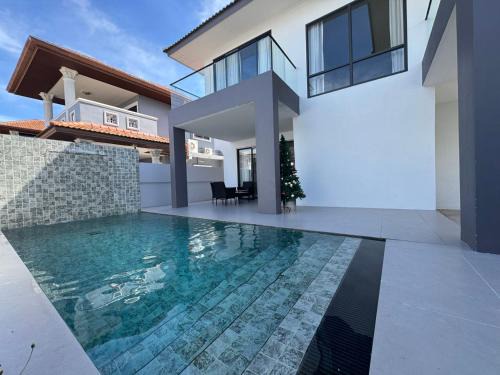 South Pattaya Villa | Eakmongkol Luxury Five-Bedroom Pool Villa