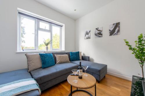 Ealing Common Apartment | Ealing Gem 3 Bath, 2 En-Suite Flat with Parking