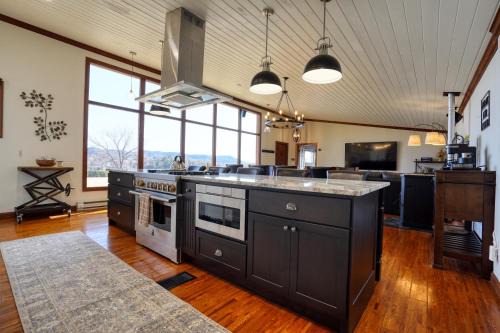 Hot Springs House | Earth Home with Chef's Kitchen
