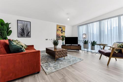 Whitechapel Apartment | Earthy Elegance: Nature Inspired Flat in Prime Location