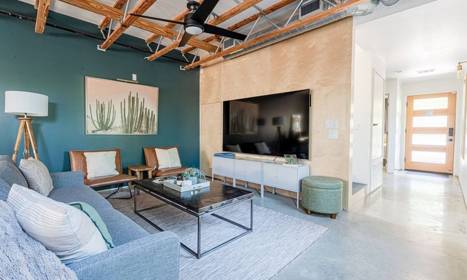 East Cesar Chavez House | East Austin Oasis: Modern Main House + Backyard Loft w/Kitchenette, Fenced Yard
