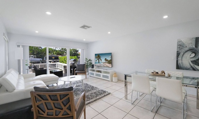 Coral Ridge House | East corner Two Bedrooms townhouse at 1 mile from the beach