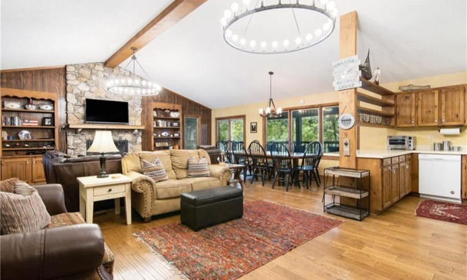 Six Mile House | East Cove Traditional Lake Keowee Lodge