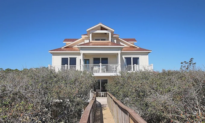East End House | East End Beachfront, private pool, hot tub, elevator, boardwalk, great views.
