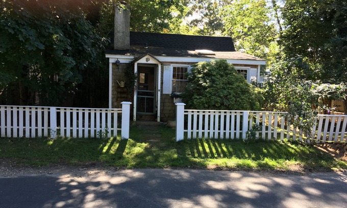 Springs Cottage | East Hampton/Springs Cottage- minutes walk to sea