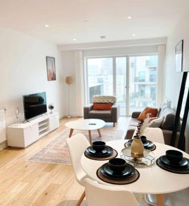 Canning Town Apartment | East London 2-Bed Apt Sleeps 4 7 min walk to Tube