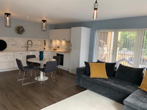 Mile End Apartment | East London 2-Bed Apt - Sleeps 4 - 6 mins to Tube