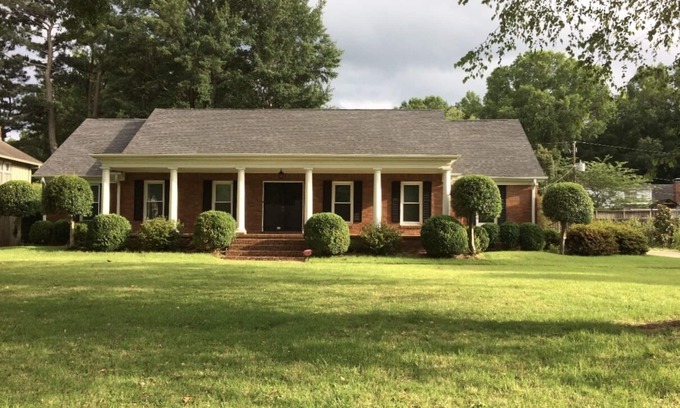 Ellendale House | East Memphis Very Quiet Large 5 BR,3 Bath,10 beds with King sleeps 14