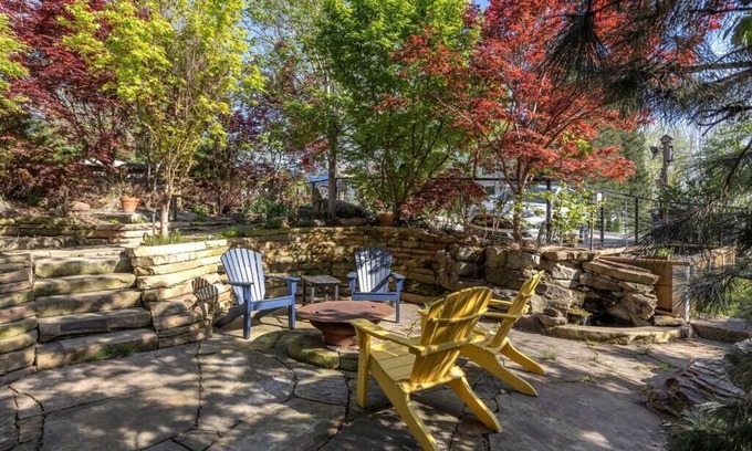 Shelby Hills House | East Nashville Nature House! 3 bd/2.5ba! 1.2 mi to Downtown!City Skyline VIEWS!