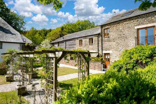 Widegates House | East Trenean Farm Cottages -4 Luxury Cornish Cottages sleeping 20 with hot tubs, private gardens, rural views and EV facilities