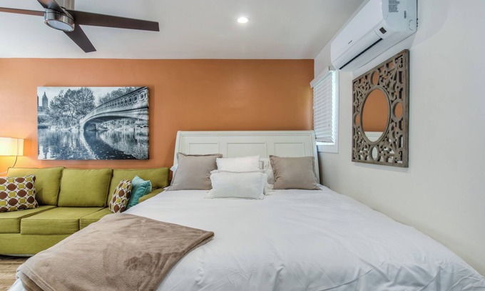 East Village Apartment | East Village Long Beach ✮ Furnished Studio Apartment ✮ WiFi ✮ King Bed
