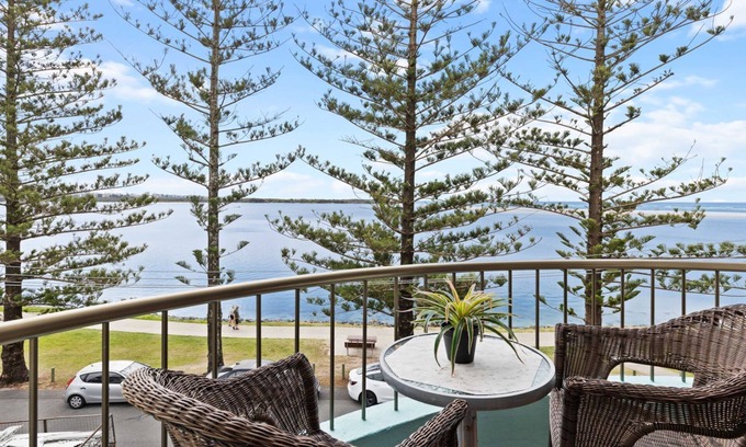Golden Beach Apartment | Eastbourne U6, 80 Esplanade. Golden Beach