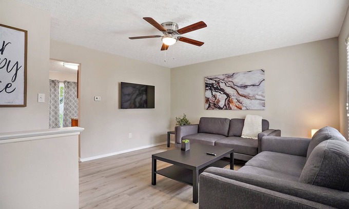 Gahanna House | EASTON TOWNE CENTER 4 bed, 2 full bath home w/ big yard