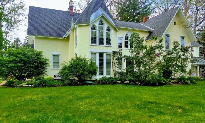 Saratoga Springs House | Eastside Grand Dame - Perfect Location! 5 minute walk to Track and Downtown