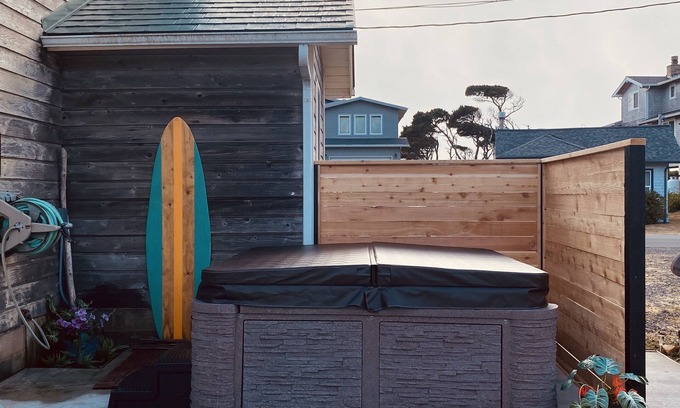 Rockaway Beach House | Easy Beach access, HOT TUB, kid & pet-friendly playroom. 3 Bedrooms, Sleeps 7-8