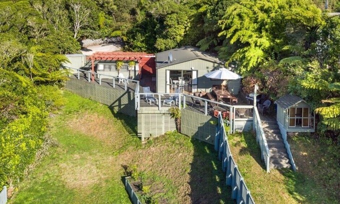 Havelock House | Easy road access Mahakipawa Arm Waterfront