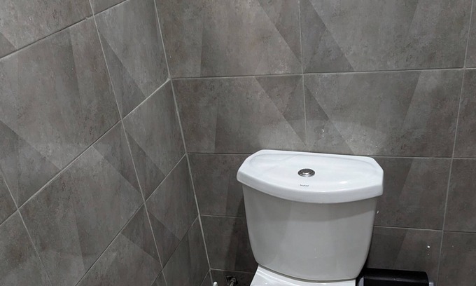 Accra Apartment | Ebia's home on the hilltops, with free wifi, parking, Aircon, 14km from airport.