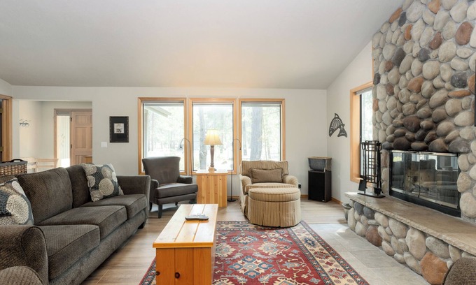Sunriver House | EBUT21 - Single Level Lodge-Style Home, Ping Pong, Hot Tub