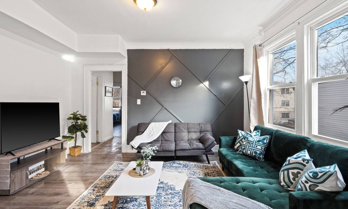 Weequahic Apartment | Eccentric Apartment! 7 MIN FROM EWR! Sleeps 7! w/Parking