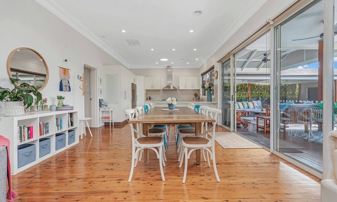 Echuca House | Echuca 5-BR Central Escape - Sunny Pool Days - Alfresco Nights - Fireside Warmth