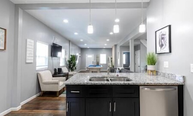 Fountain Square House | Eclectic and Spacious 6BR w/Pool Table & Foosball