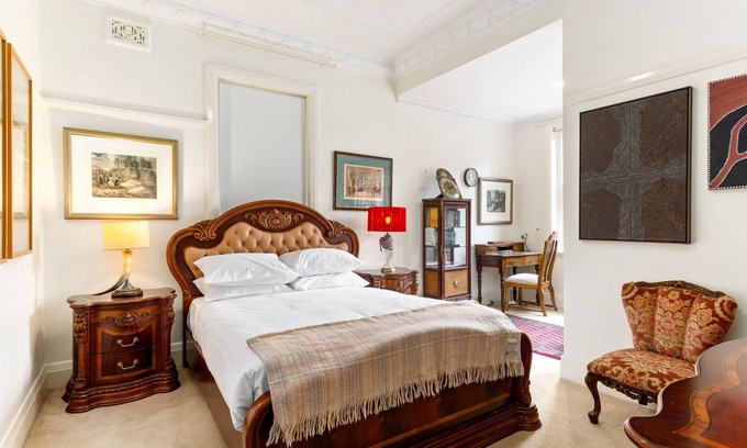 Kings Cross Apartment | Eclectic Art Deco Apartment in great location